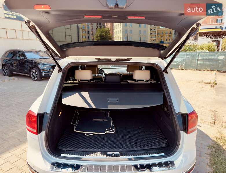 Позашляховик / Кросовер Volkswagen Touareg 2016 в Одесі