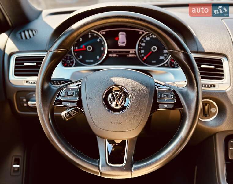 Позашляховик / Кросовер Volkswagen Touareg 2016 в Одесі