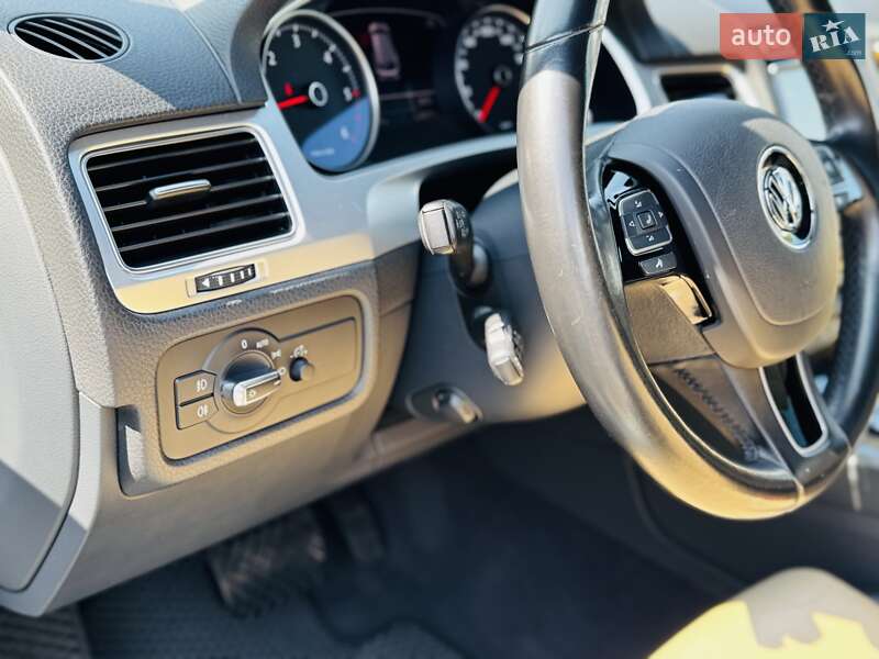 Позашляховик / Кросовер Volkswagen Touareg 2016 в Одесі