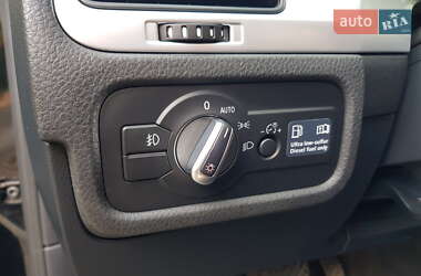 Внедорожник / Кроссовер Volkswagen Touareg 2011 в 