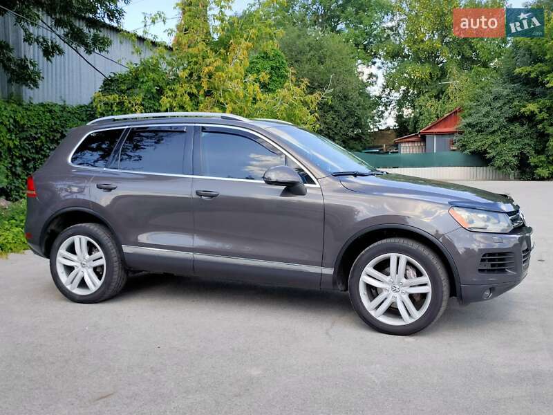 Позашляховик / Кросовер Volkswagen Touareg 2011 в Хусті