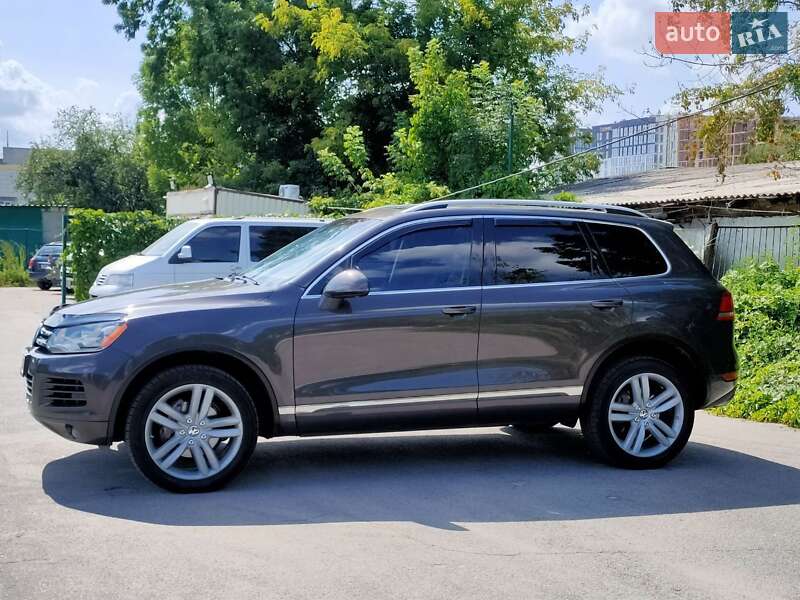 Позашляховик / Кросовер Volkswagen Touareg 2011 в Хусті