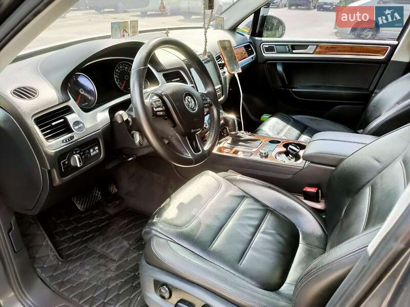 Позашляховик / Кросовер Volkswagen Touareg 2011 в Хусті