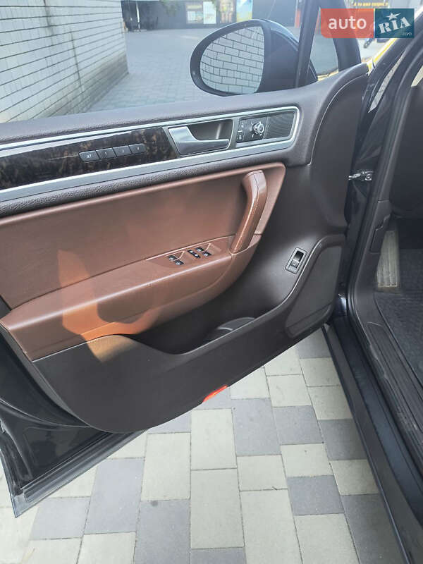 Внедорожник / Кроссовер Volkswagen Touareg 2012 в Павлограде