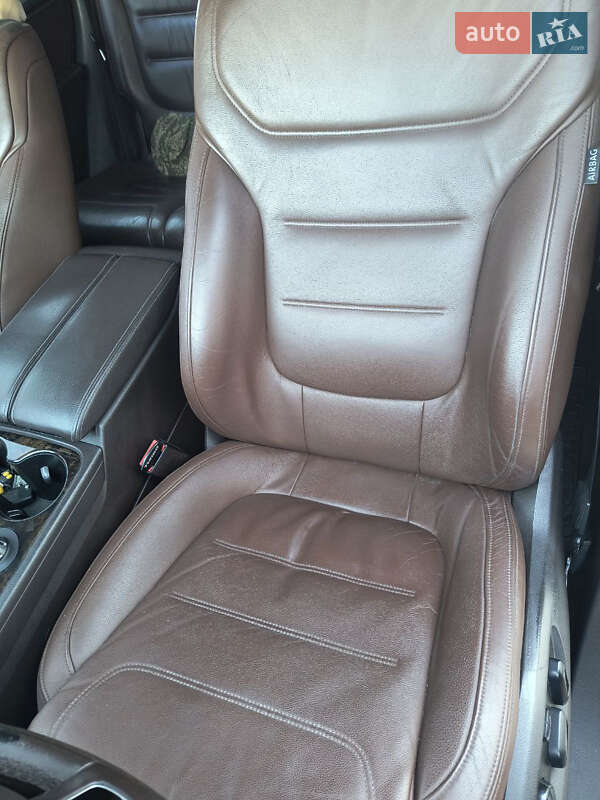 Внедорожник / Кроссовер Volkswagen Touareg 2012 в Павлограде