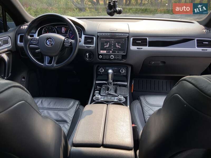 Позашляховик / Кросовер Volkswagen Touareg 2015 в Дніпрі