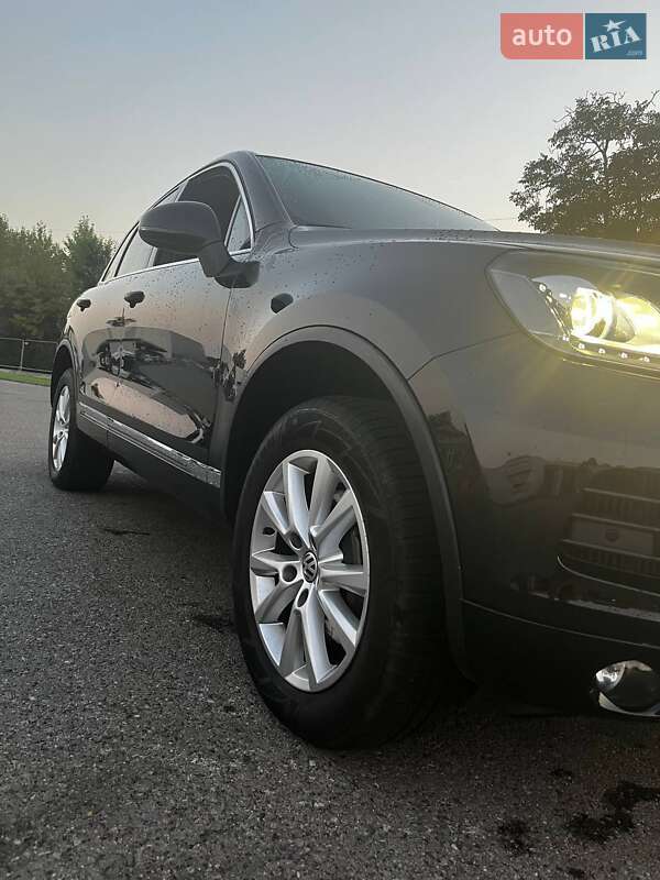 Внедорожник / Кроссовер Volkswagen Touareg 2014 в Ровно