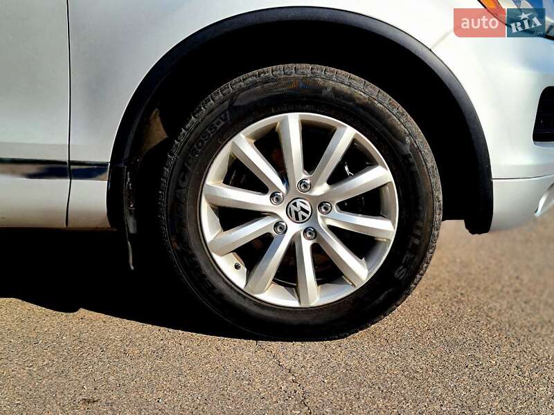 Позашляховик / Кросовер Volkswagen Touareg 2013 в Києві