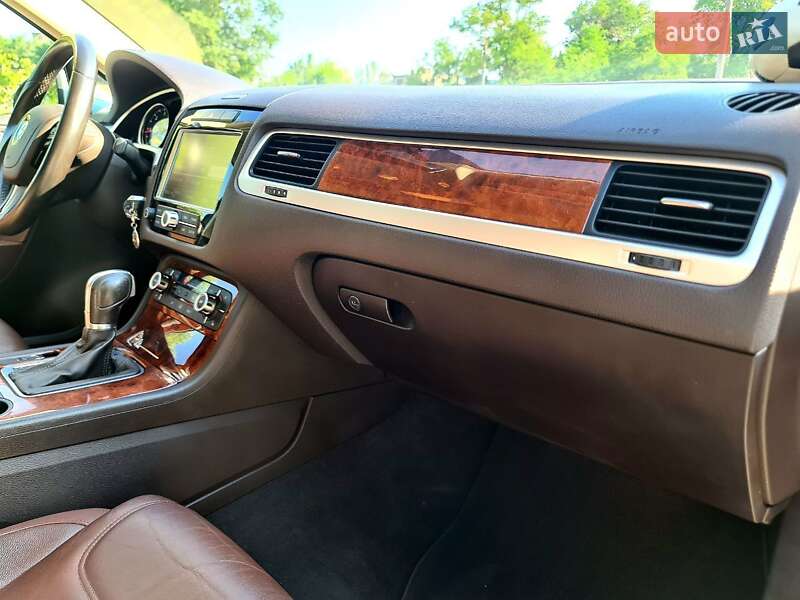 Позашляховик / Кросовер Volkswagen Touareg 2013 в Києві