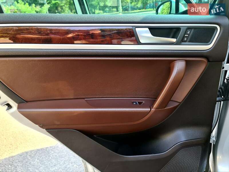 Позашляховик / Кросовер Volkswagen Touareg 2013 в Києві