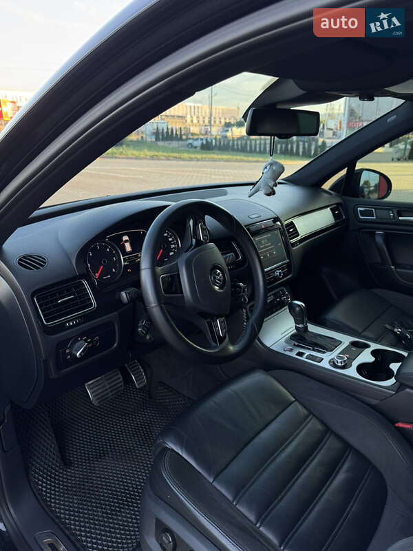 Позашляховик / Кросовер Volkswagen Touareg 2012 в Чернівцях