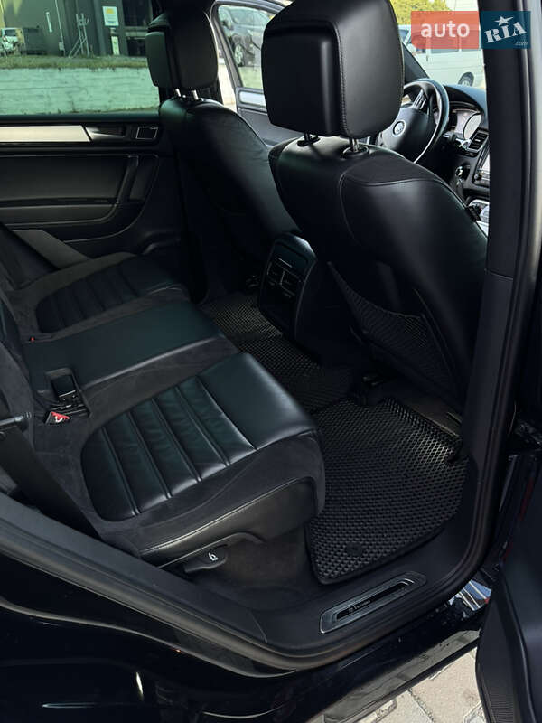 Позашляховик / Кросовер Volkswagen Touareg 2012 в Чернівцях