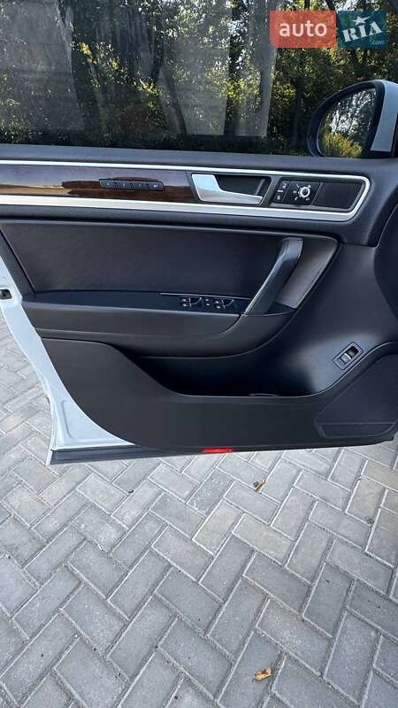 Позашляховик / Кросовер Volkswagen Touareg 2012 в Старій Вижівці