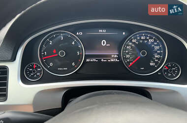 Внедорожник / Кроссовер Volkswagen Touareg 2011 в 
