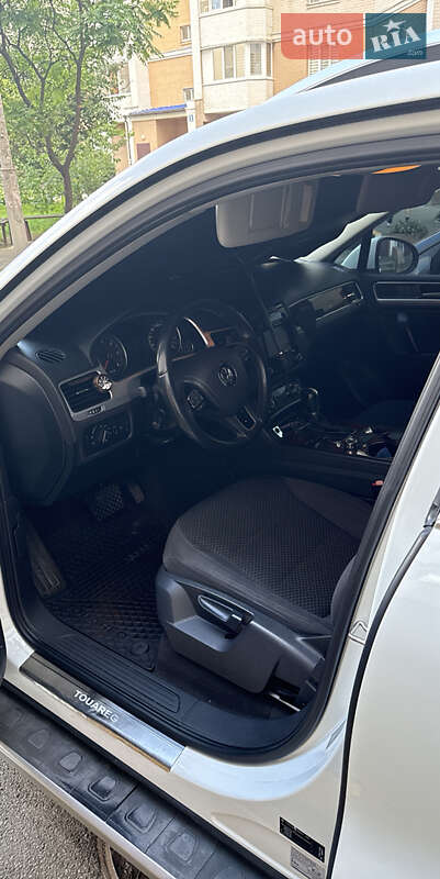 Внедорожник / Кроссовер Volkswagen Touareg 2012 в Киеве