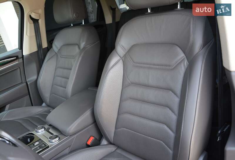 Внедорожник / Кроссовер Volkswagen Touareg 2019 в Киеве