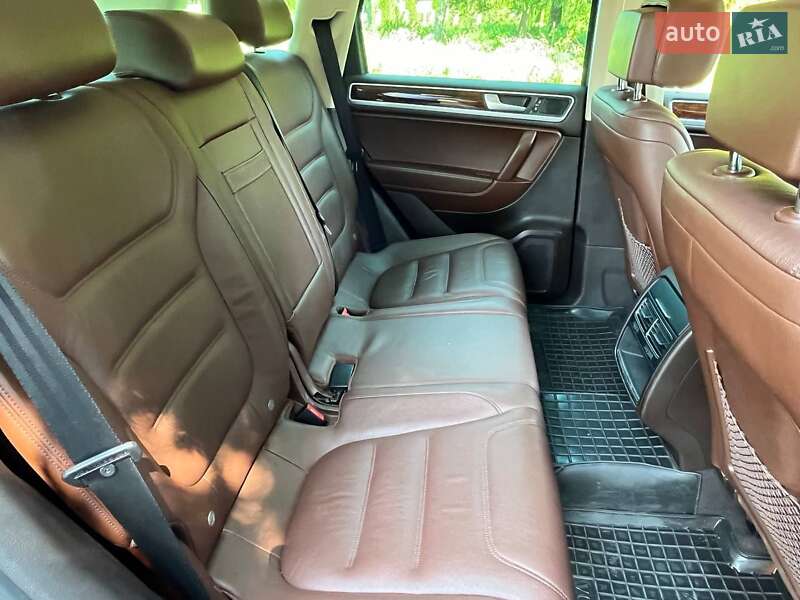 Внедорожник / Кроссовер Volkswagen Touareg 2013 в Дубно