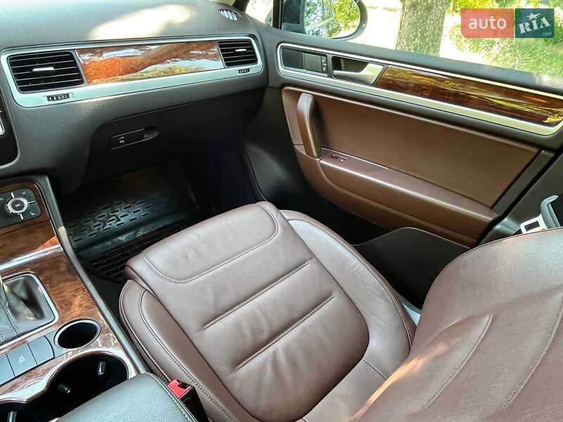 Внедорожник / Кроссовер Volkswagen Touareg 2013 в Дубно