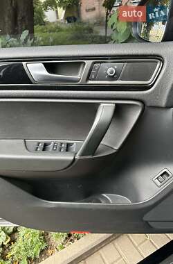Внедорожник / Кроссовер Volkswagen Touareg 2013 в Ровно