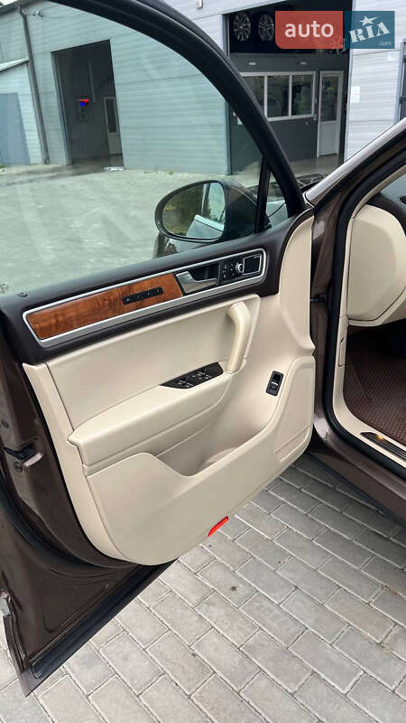 Внедорожник / Кроссовер Volkswagen Touareg 2010 в Новоселице