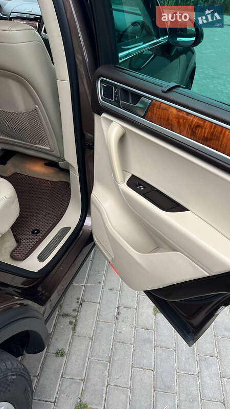 Внедорожник / Кроссовер Volkswagen Touareg 2010 в Новоселице