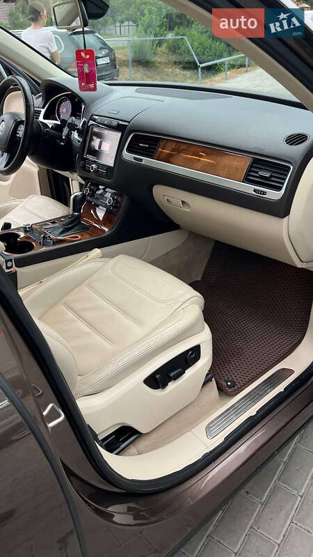 Внедорожник / Кроссовер Volkswagen Touareg 2010 в Новоселице