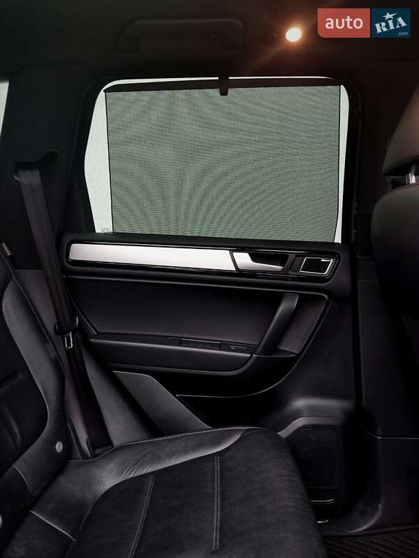 Внедорожник / Кроссовер Volkswagen Touareg 2012 в Львове