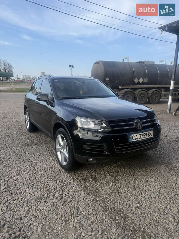 Внедорожник / Кроссовер Volkswagen Touareg 2011 в Киеве