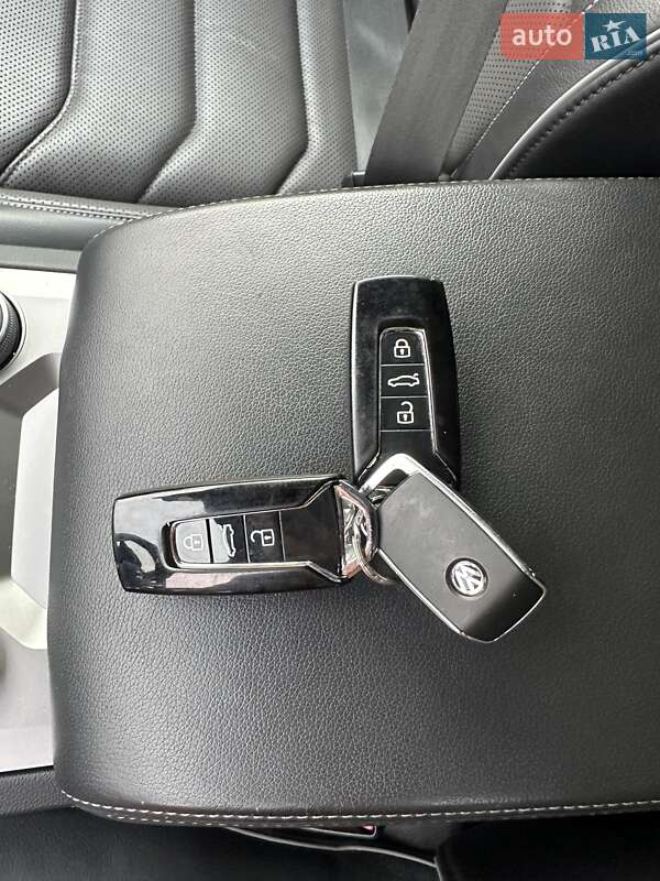 Позашляховик / Кросовер Volkswagen Touareg 2018 в Луцьку