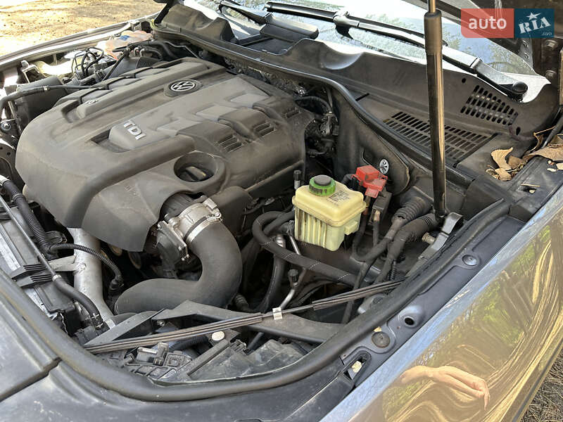 Внедорожник / Кроссовер Volkswagen Touareg 2013 в Кривом Роге