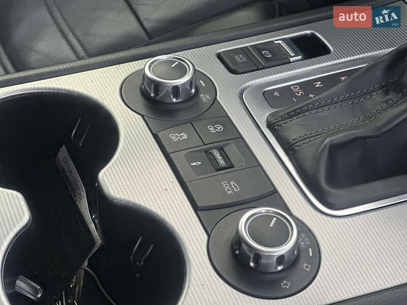 Внедорожник / Кроссовер Volkswagen Touareg 2014 в Дубно