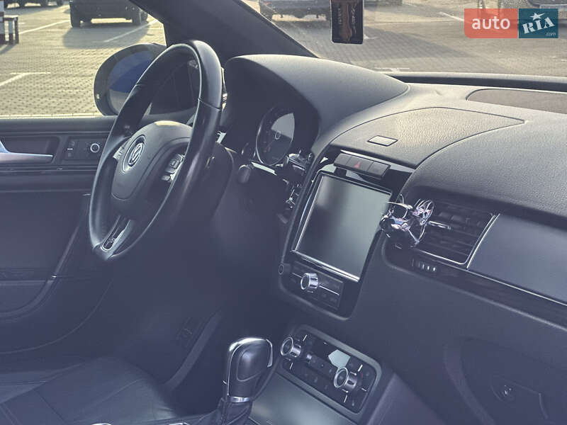 Внедорожник / Кроссовер Volkswagen Touareg 2014 в Дубно