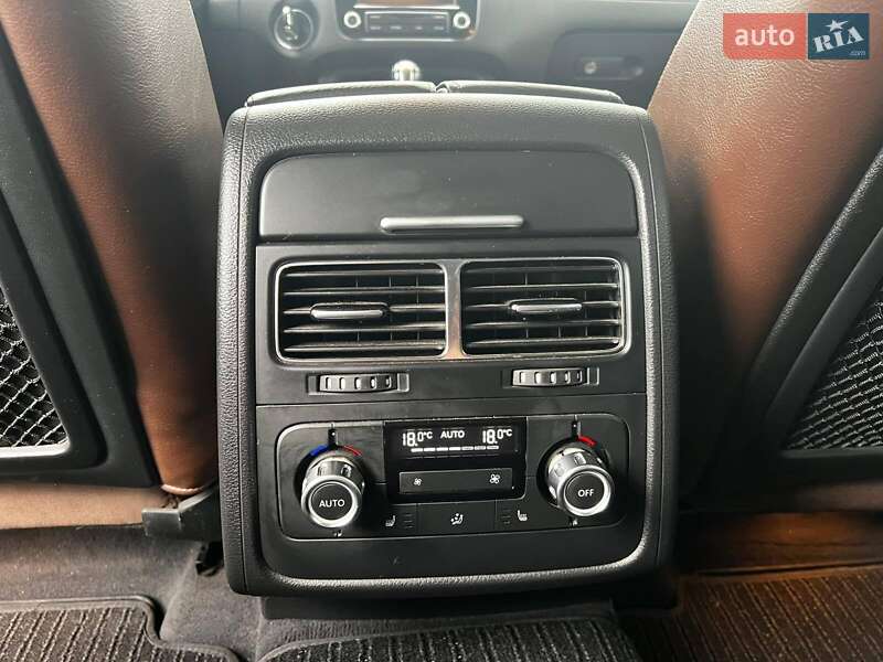 Внедорожник / Кроссовер Volkswagen Touareg 2014 в Черкассах