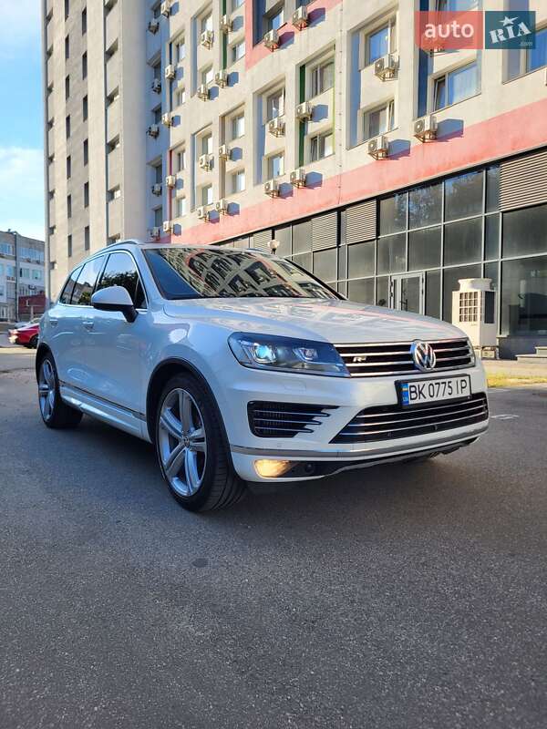 Внедорожник / Кроссовер Volkswagen Touareg 2015 в Херсоне