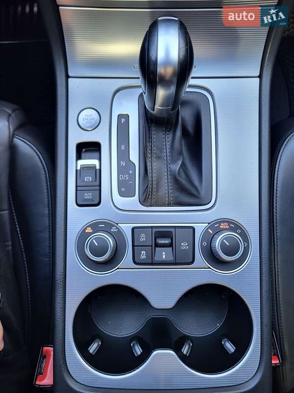 Внедорожник / Кроссовер Volkswagen Touareg 2015 в Херсоне