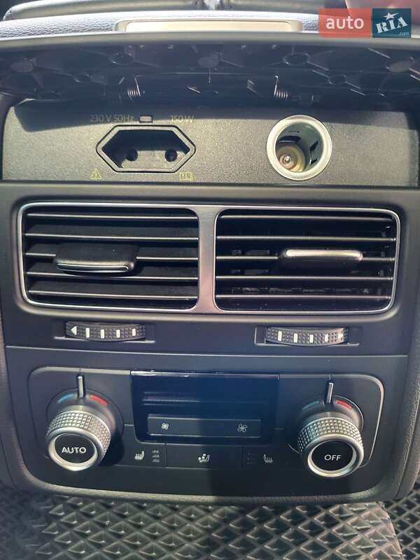 Внедорожник / Кроссовер Volkswagen Touareg 2015 в Херсоне