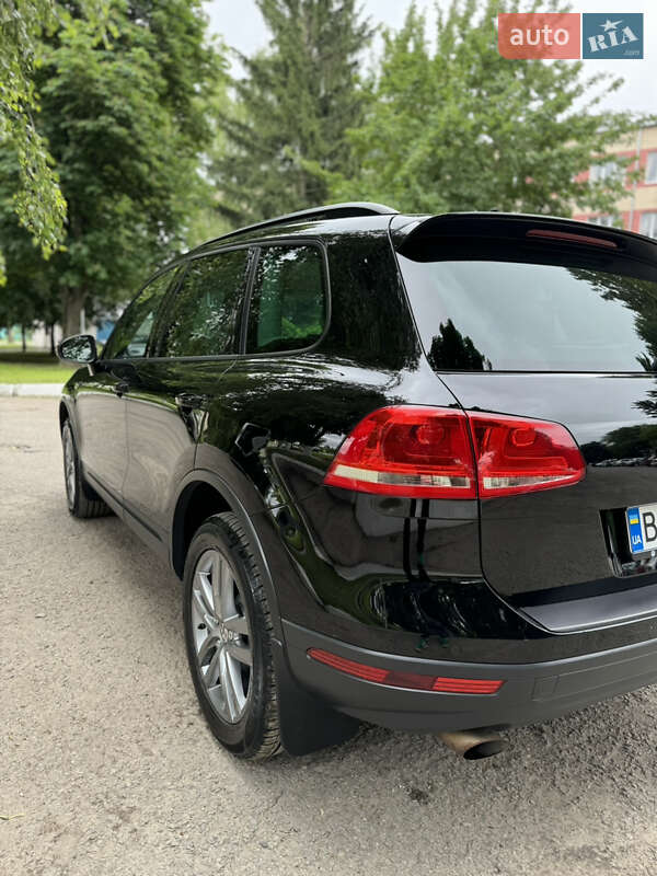 Внедорожник / Кроссовер Volkswagen Touareg 2015 в Волочиске