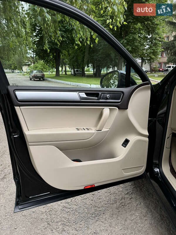 Внедорожник / Кроссовер Volkswagen Touareg 2015 в Волочиске