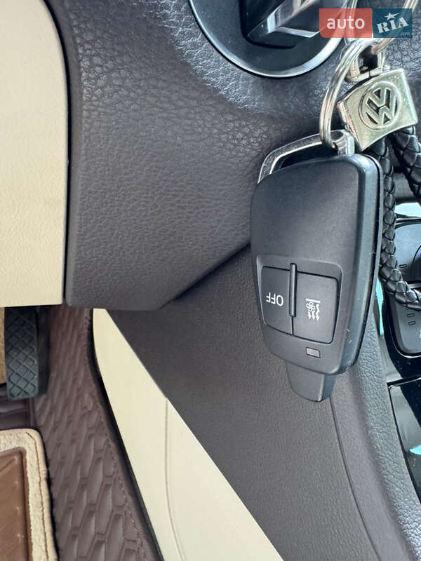 Внедорожник / Кроссовер Volkswagen Touareg 2015 в Волочиске