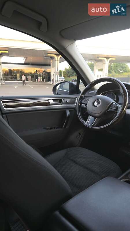Позашляховик / Кросовер Volkswagen Touareg 2013 в Рівному