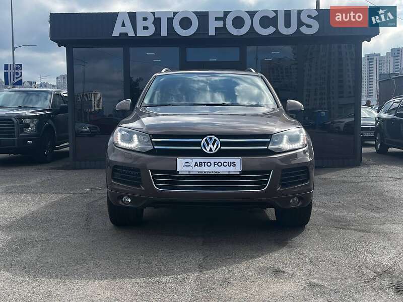 Внедорожник / Кроссовер Volkswagen Touareg 2011 в Киеве
