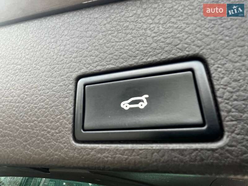 Внедорожник / Кроссовер Volkswagen Touareg 2011 в Киеве