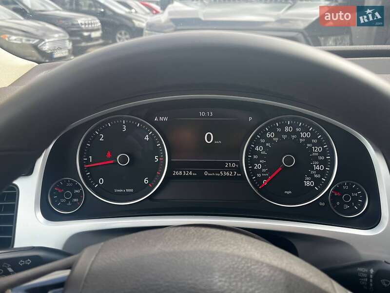 Внедорожник / Кроссовер Volkswagen Touareg 2011 в Киеве