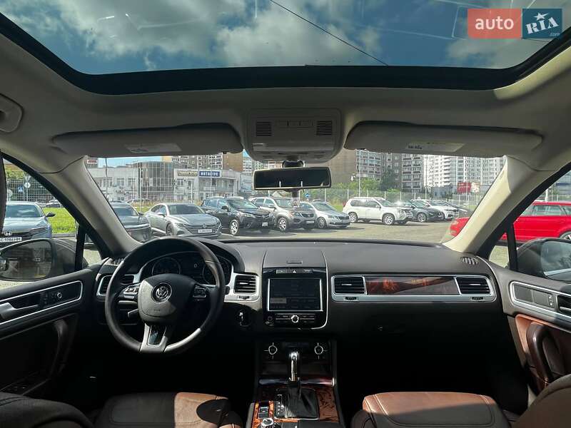 Внедорожник / Кроссовер Volkswagen Touareg 2011 в Киеве