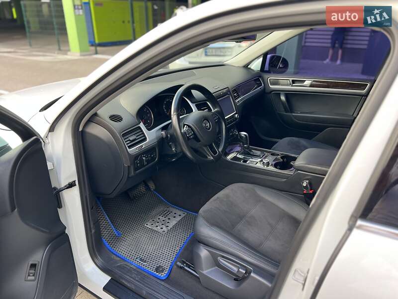 Внедорожник / Кроссовер Volkswagen Touareg 2013 в Киеве