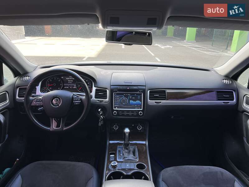 Внедорожник / Кроссовер Volkswagen Touareg 2013 в Киеве