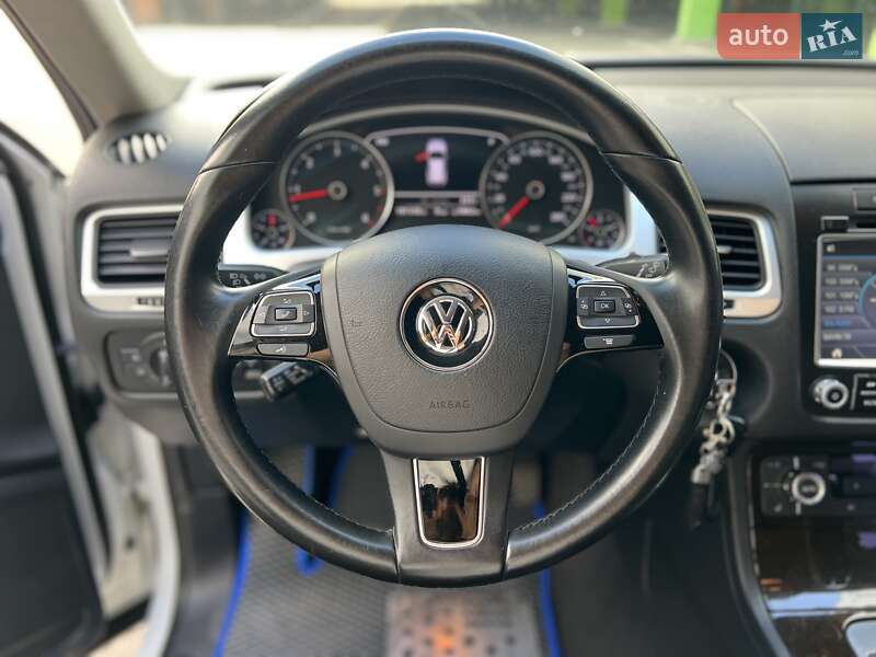 Внедорожник / Кроссовер Volkswagen Touareg 2013 в Киеве