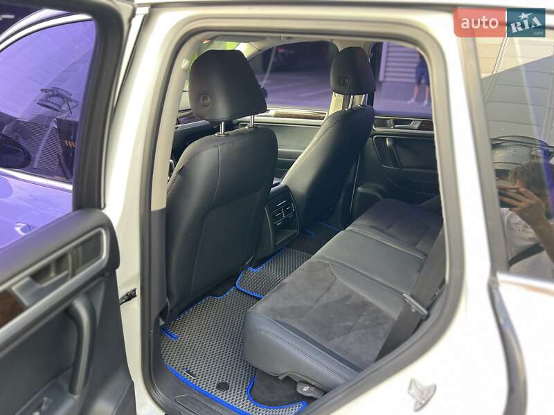 Внедорожник / Кроссовер Volkswagen Touareg 2013 в Киеве