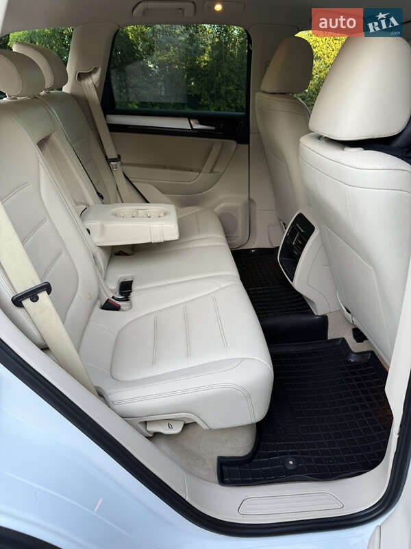 Внедорожник / Кроссовер Volkswagen Touareg 2011 в Днепре