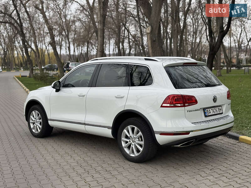 Внедорожник / Кроссовер Volkswagen Touareg 2015 в Александрие